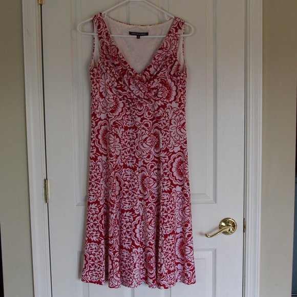 Jones Wear Dresses & Skirts - Jones Wear Red & White Floral V-Neck Dress